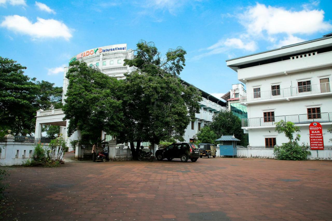 Hotel Meadows International Kizhake Chalakudi Exterior photo
