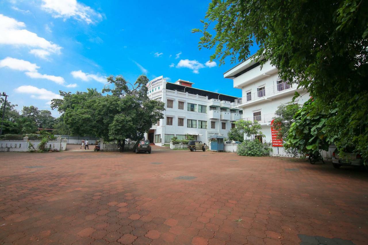 Hotel Meadows International Kizhake Chalakudi Exterior photo