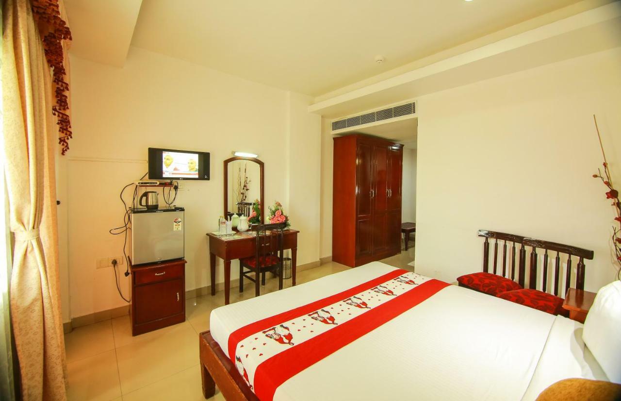 Hotel Meadows International Kizhake Chalakudi Exterior photo