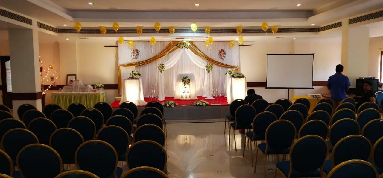 Hotel Meadows International Kizhake Chalakudi Exterior photo