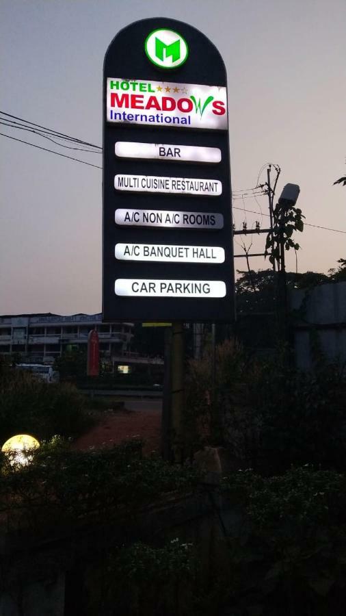 Hotel Meadows International Kizhake Chalakudi Exterior photo